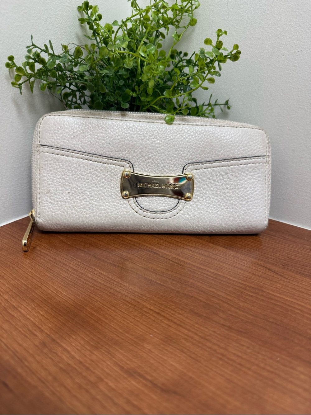 Michael Kors Saratoga Pebbled Leather Zip Wallet in White with Gold Hardware EUC